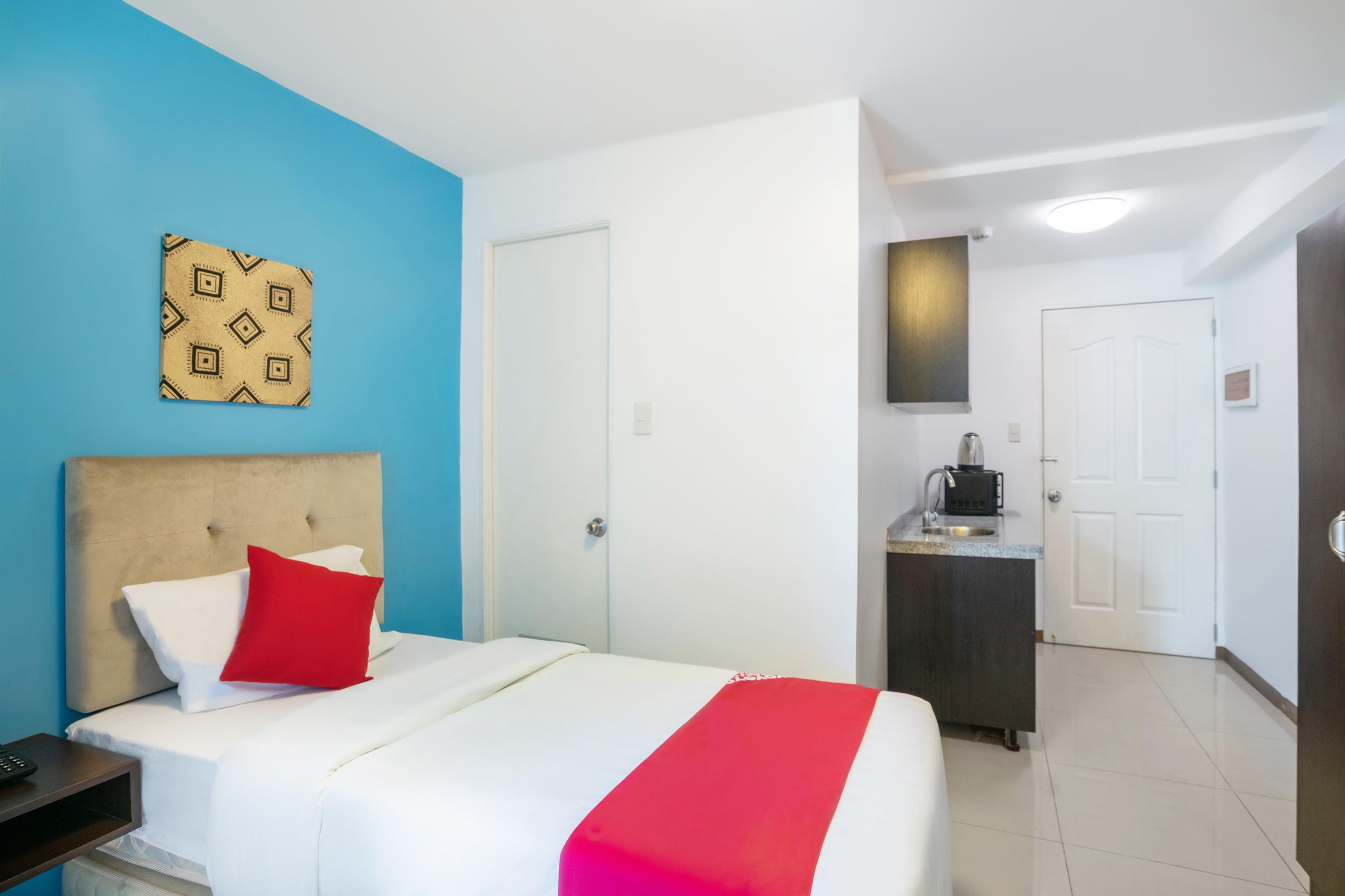 Melbourne Suites Makati City Exterior photo